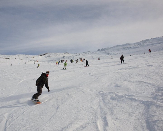 practicando snowboard